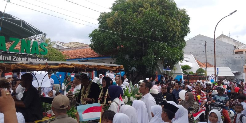 Ribuan Warga Sampang Antusias Saksikan Kirab Aba Idi Pamit