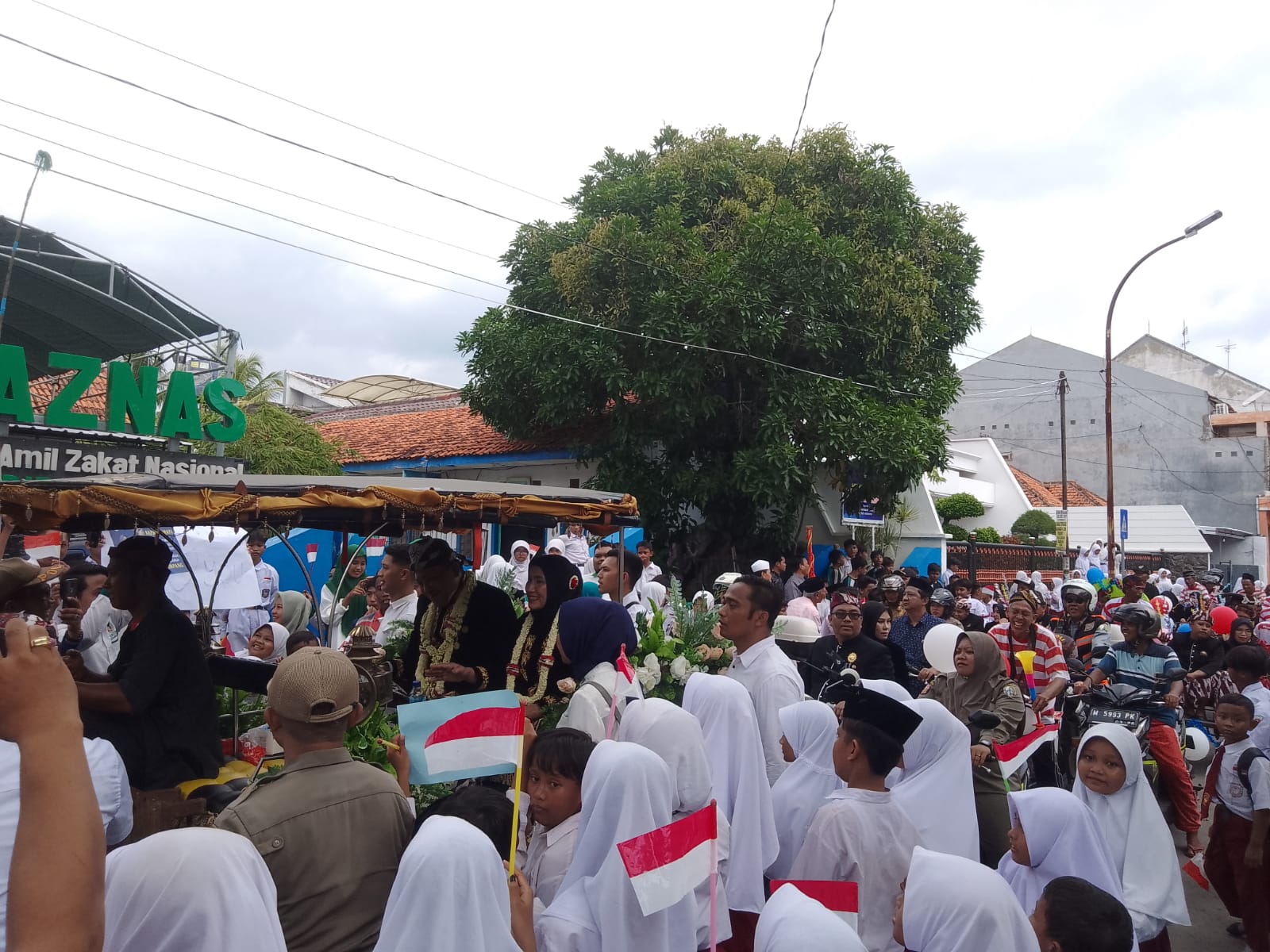 Ribuan Warga Sampang Antusias Saksikan Kirab Aba Idi Pamit