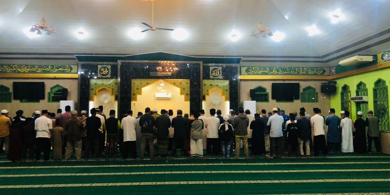 Dalam Rangka Silahturahmi dan Menjaga Kamtibmas, Personil Polsek Sagulung Gelar Sholat Subuh Keliling
