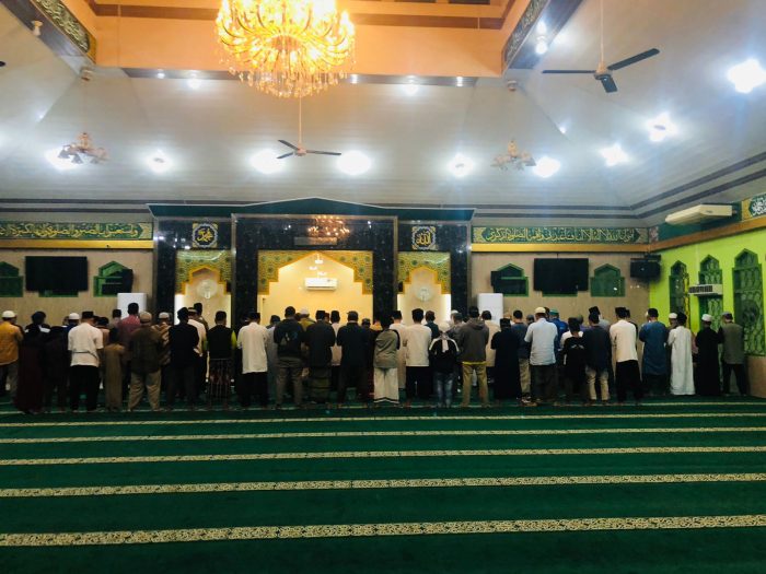 Dalam Rangka Silahturahmi dan Menjaga Kamtibmas, Personil Polsek Sagulung Gelar Sholat Subuh Keliling