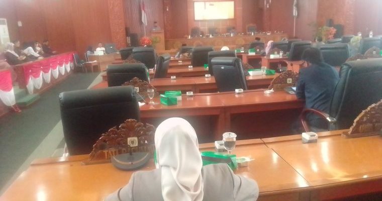 Sidang Paripurna Anggota DPRD Kota Depok Tahun 2024 Dengarkan Pantun Anggota Dewan Di Protes Peddes