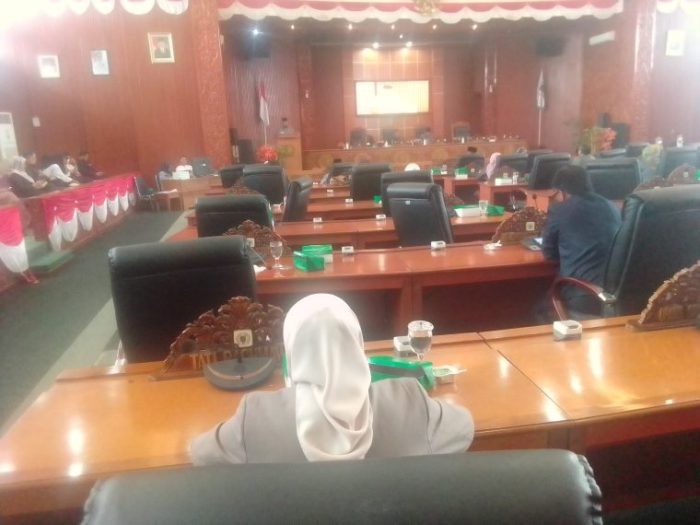 Sidang Paripurna Anggota DPRD Kota Depok Tahun 2024 Dengarkan Pantun Anggota Dewan Di Protes Peddes