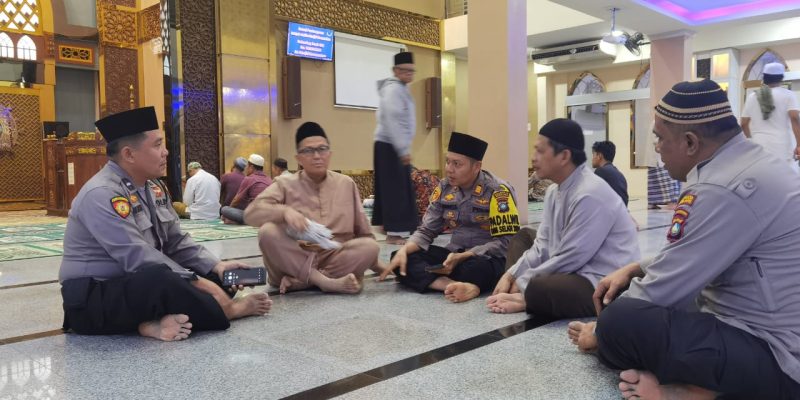 Sholat Subuh Keliling, Kapolsek Batu Aji dan Personel Gelar Sholat Subuh Dimasjid Darussalam