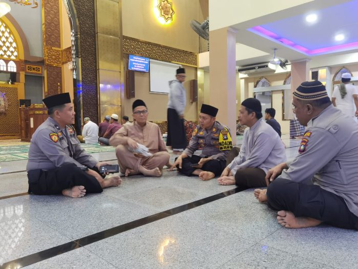 Sholat Subuh Keliling, Kapolsek Batu Aji dan Personel Gelar Sholat Subuh Dimasjid Darussalam