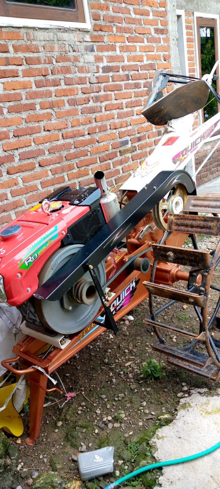 Kelompok Tani Wilayah Kecamatan Bluluk Terima Bantuan 7 Unit Hand Traktor dan Terpal