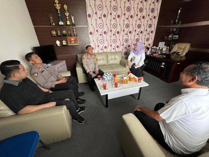 Kapolsek Lubuk Baja Bersama Camat Lubuk Baja Melakukan Peninjauan Gudang Logistik Pemilu