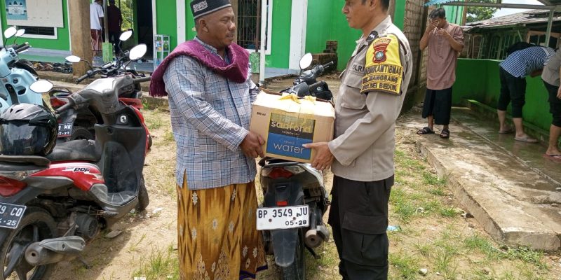 Jum’at Berkah, Polsek Sungai Beduk Membagikan 35 Nasi Bungkus Kepada Jamaah Masjid Al Fajar