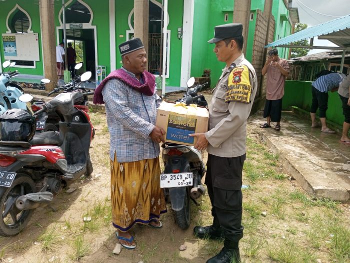 Jum’at Berkah, Polsek Sungai Beduk Membagikan 35 Nasi Bungkus Kepada Jamaah Masjid Al Fajar