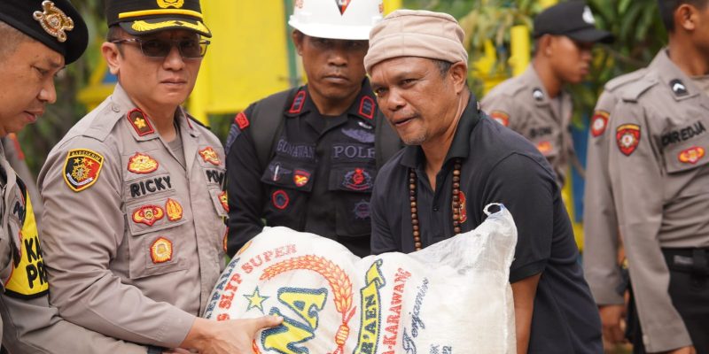 Polres Purwakarta Salurkan Bantuan Sembako Untuk Korban Tanah Longsor Ke Desa Sukamulya