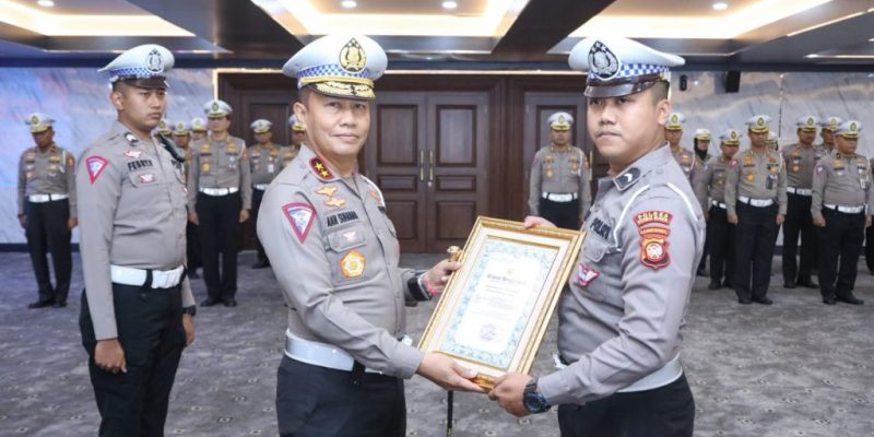 Kakorlantas Polri Berikan Penghargaan Ke Bripda Novandro