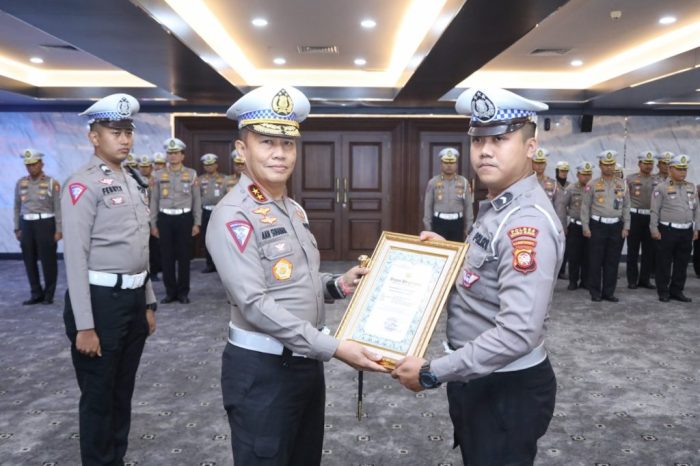 Kakorlantas Polri Berikan Penghargaan Ke Bripda Novandro
