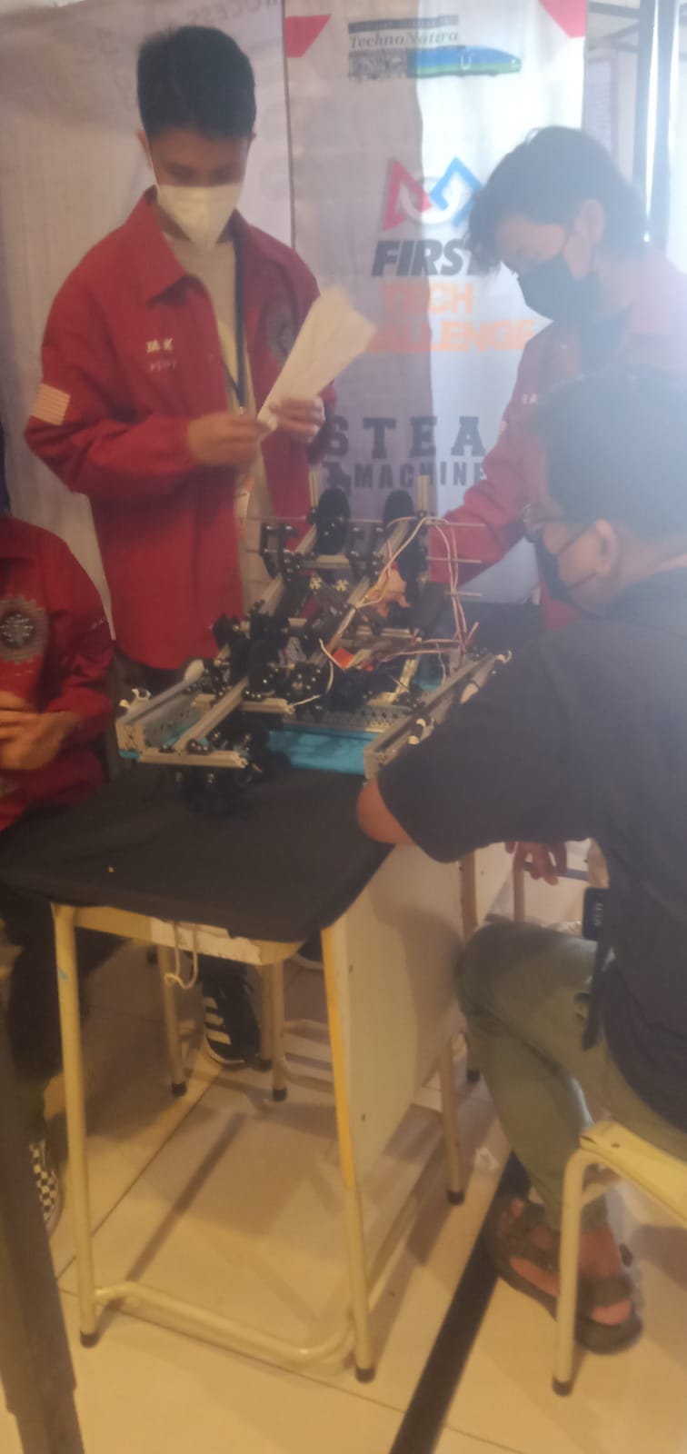 15 Tim Robotik Adu Kemampuan Di Kompetisi IFR Regional Nusantara Negara