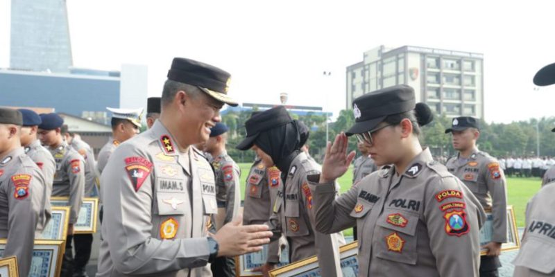 Kapolda Jatim Berikan Penghargaan Kepada 56 PNS Dan Personel Polri Yang Berprestasi