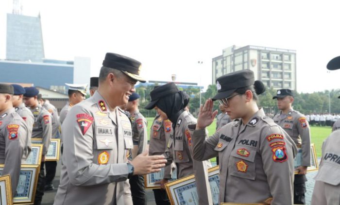Kapolda Jatim Berikan Penghargaan Kepada 56 PNS Dan Personel Polri Yang Berprestasi