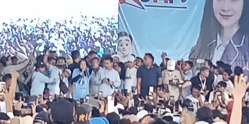 Ketua DPC Partai Demokrat Banyuwangi Michael Edy Hariyanto SH MH. “Undang kurang dari 1500 orang, puluhan ribu warga masyarakat yang hadir”