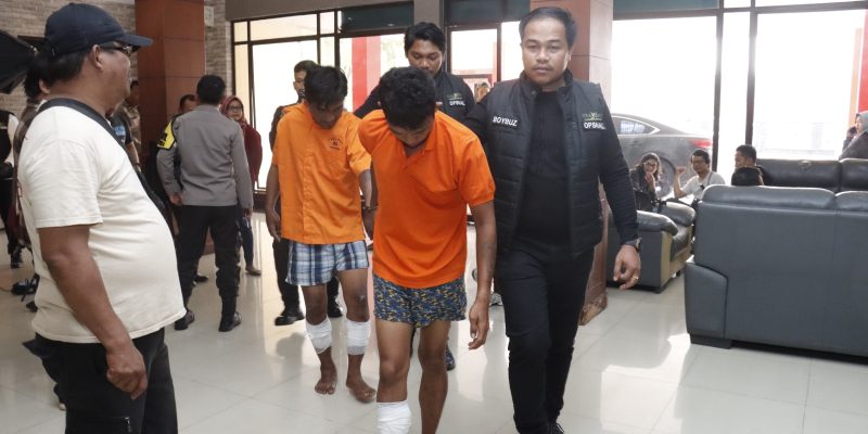 Viral Akibat Merampok Apotek Kimia Farma di Batam, Dua Perampok “Dijinakkan” Polisi
