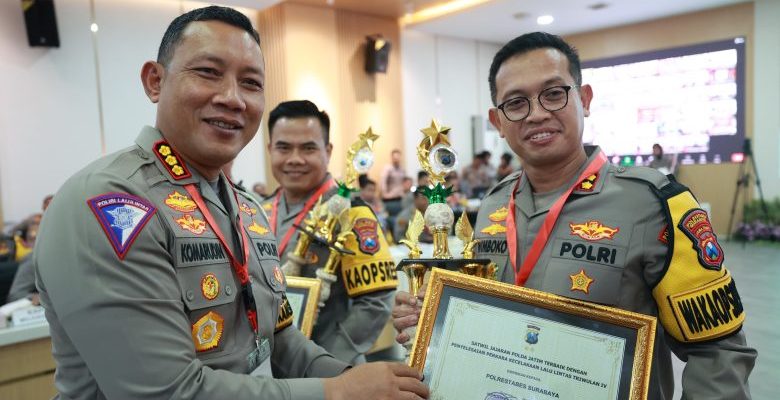 Polrestabes Surabaya Raih Penghargaan Penyelesaian Perkara Lalu Lintas Terbaik Tingkat Polda Jatim