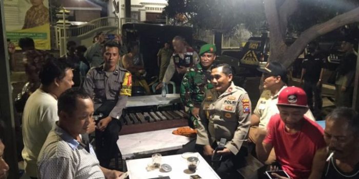 Kapolsek rungkut Bersama Tiga Pilar Cangkrukan Bareng Warga Medokan Ayu Surabaya