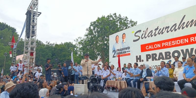 Masyarakat Kepri Tumpah Ruah Sambut Kedatangan Prabowo di Kota Batam
