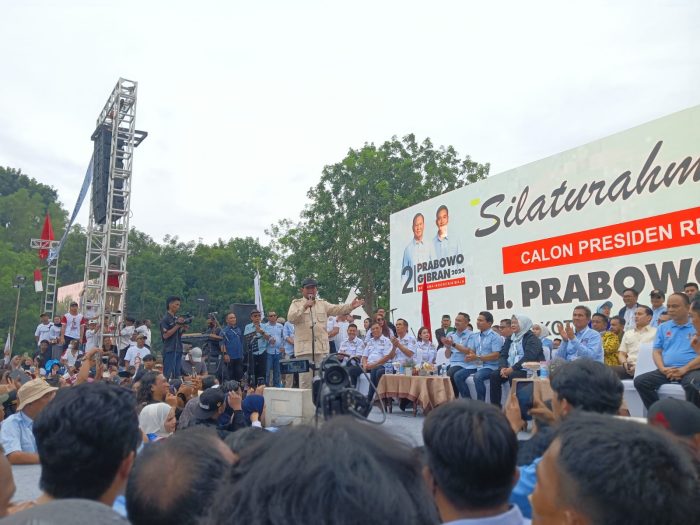 Masyarakat Kepri Tumpah Ruah Sambut Kedatangan Prabowo di Kota Batam
