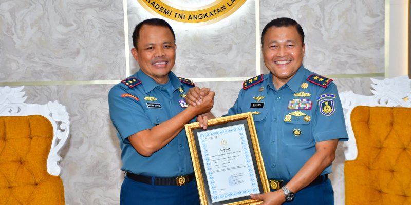 Danpuspenerbal Kunjungi AAL Sematkan Brevet Kehormatan Penerbangan Kepada Gubernur AAL