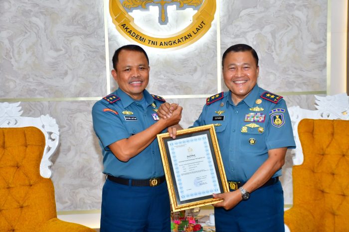 Danpuspenerbal Kunjungi AAL Sematkan Brevet Kehormatan Penerbangan Kepada Gubernur AAL