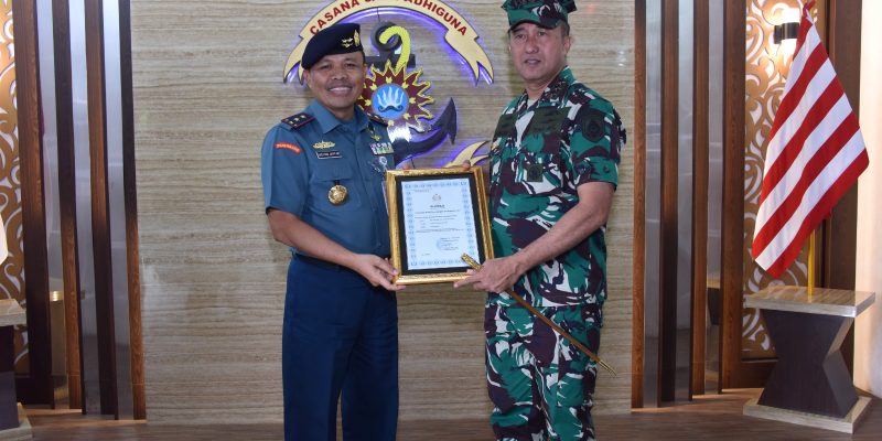 Kunjungi Kodiklatal Komandan Puspenerbal Semati Komandan Kodiklatal Brevet Kehormatan Penerbangan