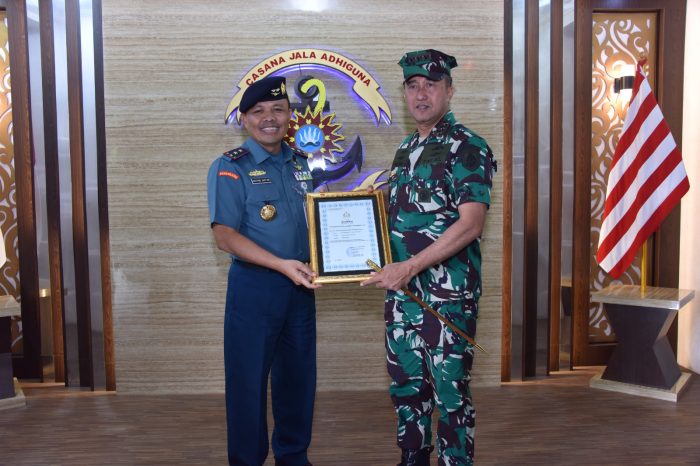 Kunjungi Kodiklatal Komandan Puspenerbal Semati Komandan Kodiklatal Brevet Kehormatan Penerbangan