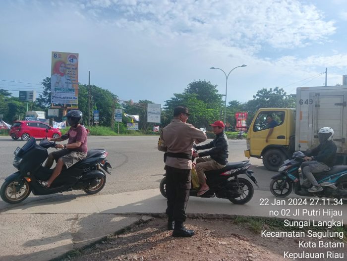 Mengurai Kemacetan Arus Lalulintas, Polsek Sagulung Gelar Strong Point Pagi
