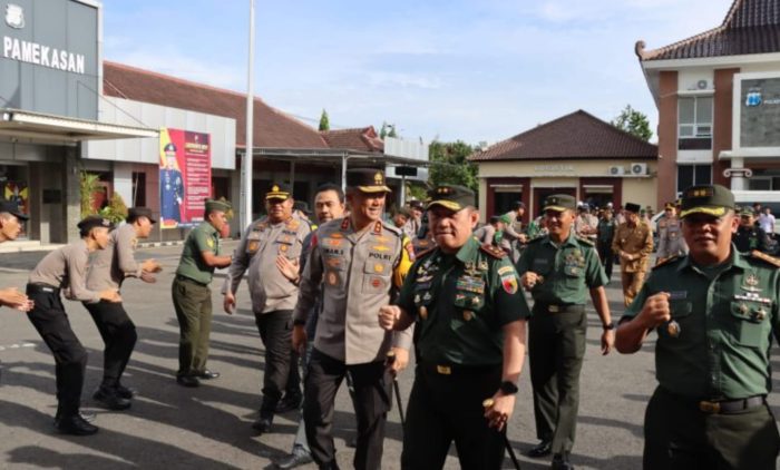 Kapolda Jatim Bersama Pangdam V/Braw Cek Kesiapan Pengamanan Pemilu 2024 Polres Pamekasan