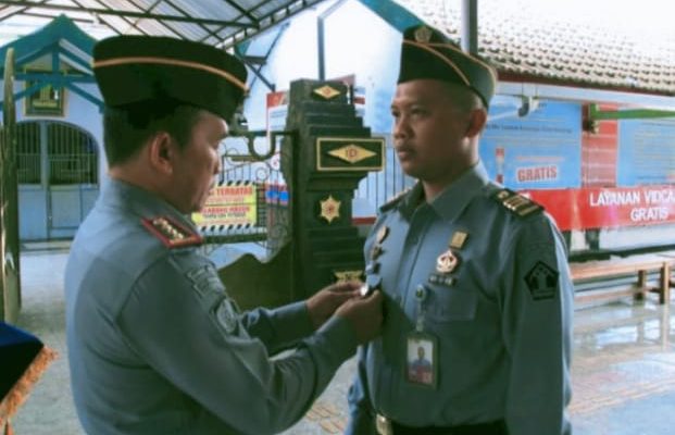 Keberhasilan Lapas II A Banyuwangi Raih Predikat Bebas Korupsi, “Kalapas Sematkan PIN WBK Pada Seluruh Jajarannya”