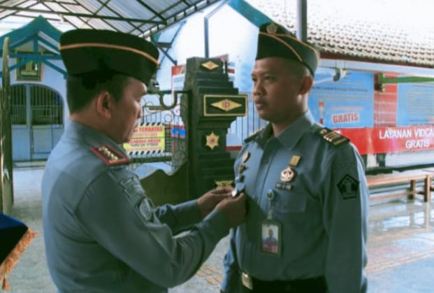 Keberhasilan Lapas II A Banyuwangi Raih Predikat Bebas Korupsi, “Kalapas Sematkan PIN WBK Pada Seluruh Jajarannya”