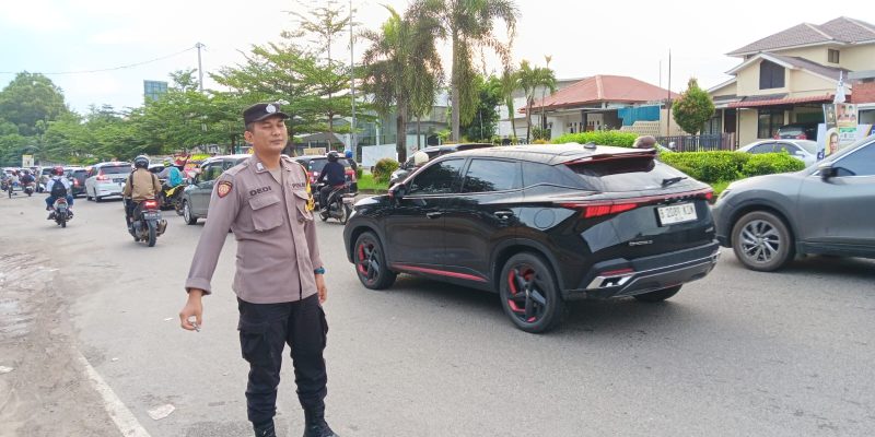 Strong Poin Pagi, Polsek Lubuk Baja Rutin Mengatur Lalulintas Di Titik-Titik Persimpangan Jalan