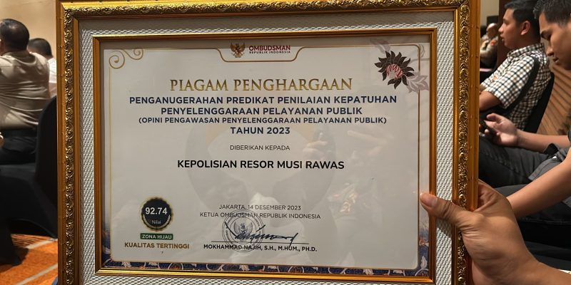 Dengan Nilai 92,74 Zona Hijau Kategori A Kualitas Tertinggi, Kapolres Musi Rawas Terima Langsung Penghargaan Kepatuhan Penyelenggaraan Pelayanan Publik 2023 Dari Ombudsman RI