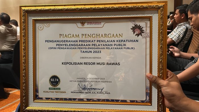 Dengan Nilai 92,74 Zona Hijau Kategori A Kualitas Tertinggi, Kapolres Musi Rawas Terima Langsung Penghargaan Kepatuhan Penyelenggaraan Pelayanan Publik 2023 Dari Ombudsman RI