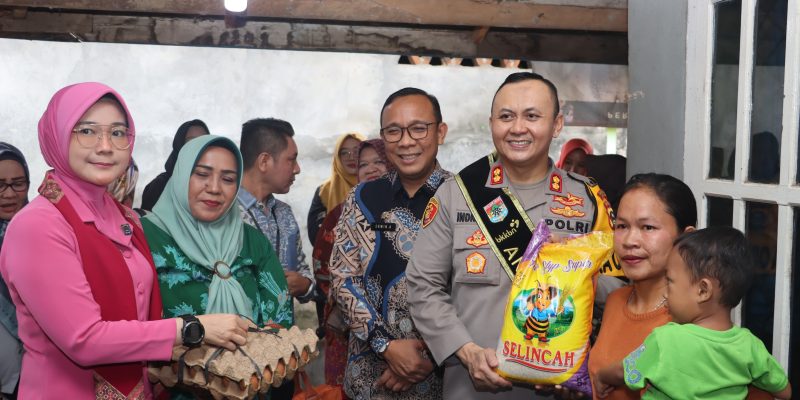 Kapolres Lubuklinggau Bersama Ibu Bhayangkari Melakukan Kegiatan Tali asih Anak Stunting