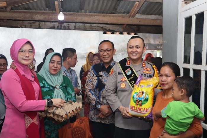 Kapolres Lubuklinggau Bersama Ibu Bhayangkari Melakukan Kegiatan Tali asih Anak Stunting