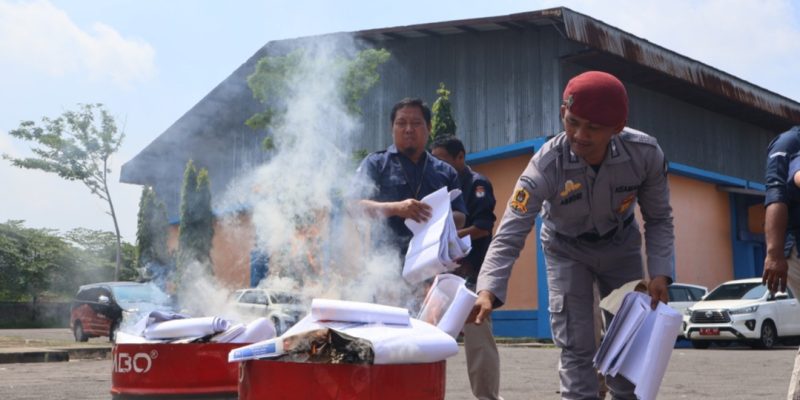 Bupati Ikfina Hadiri Pemusnahan Surat Suara Rusak Dan Kelebihan Hitung Pemilu 2024
