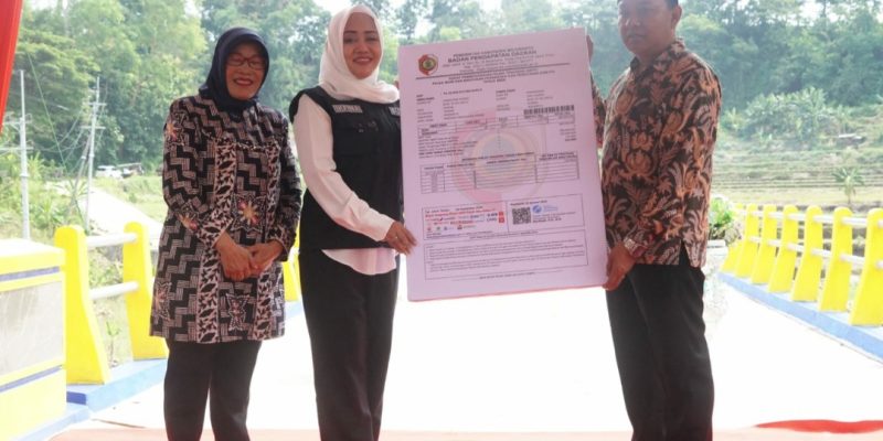 Resmikan Jembatan Penghubung Antar Desa Dari Hasil PBB P2, Bupati Ikfina Ajak Masyarakat Tertib Bayar Pajak