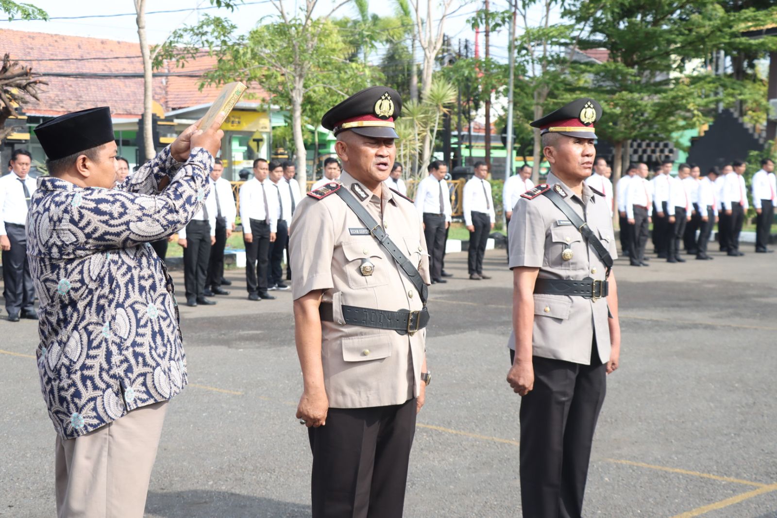 Kapolres Sampang Pimpin Serah Terima Jabatan Kasat Intelkam Dan Kapolsek Banyuates