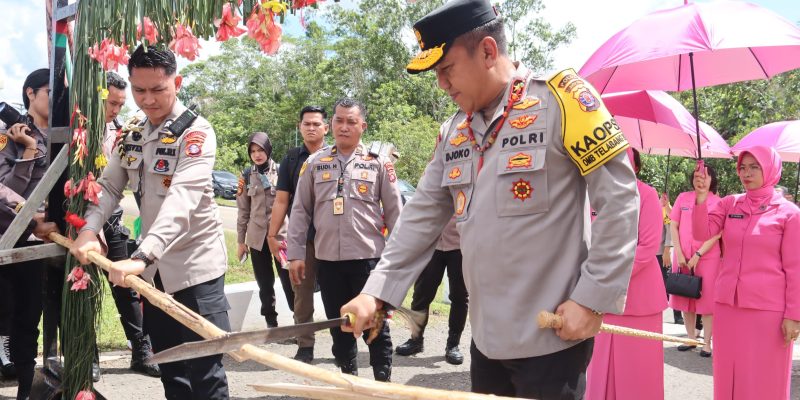 Kunjungan Kapolda Kalteng ke Polres Gumas di Sambut Upacara Adat