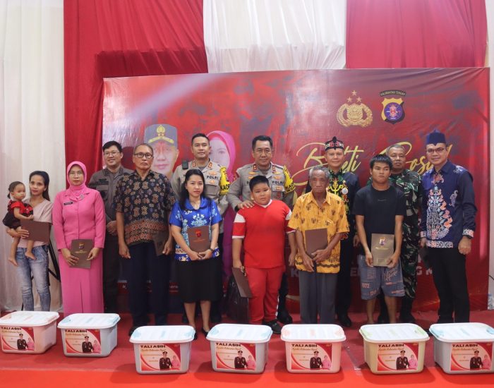 Kapolda Kalteng Beri Bansos Ke Masyarakat dan Penyandang Disabilitas