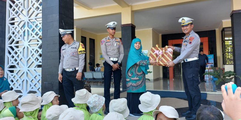 Belajar Sambil Bermain, Satlantas Polres Pekalongan Kenalkan Rambu-Rabu Lalu Lintas Kepada Siswa TK IT Insan Mulia