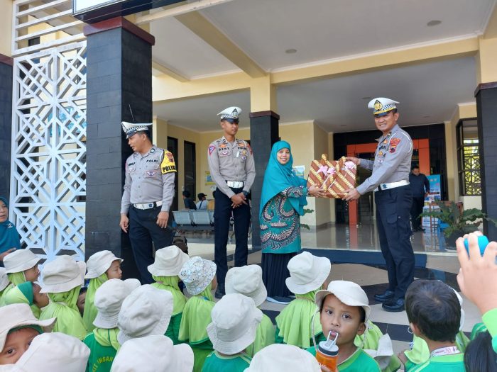 Belajar Sambil Bermain, Satlantas Polres Pekalongan Kenalkan Rambu-Rabu Lalu Lintas Kepada Siswa TK IT Insan Mulia