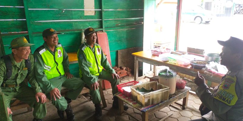 Kesiapan Pemilu : Aiptu Jumika Tekankan Peran Linmas dalam Giat Sambang di Desa Kalisalak