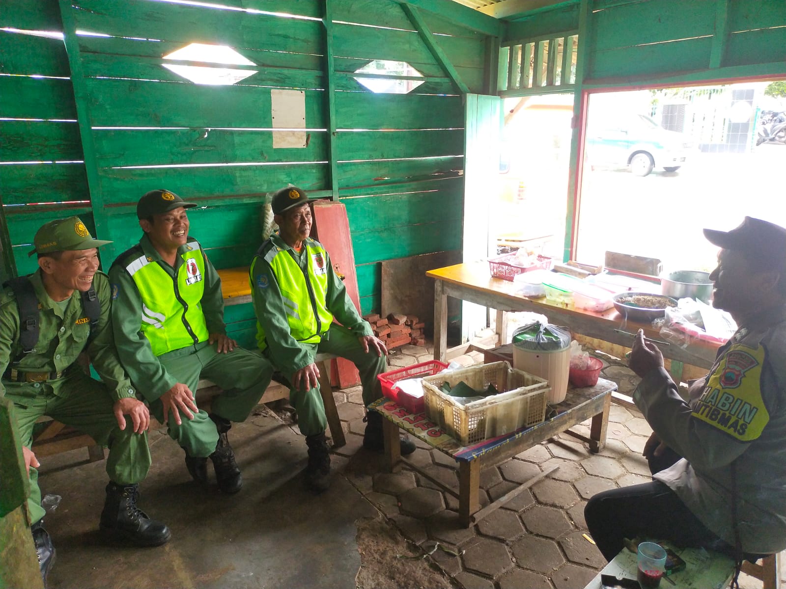 Kesiapan Pemilu : Aiptu Jumika Tekankan Peran Linmas dalam Giat Sambang di Desa Kalisalak