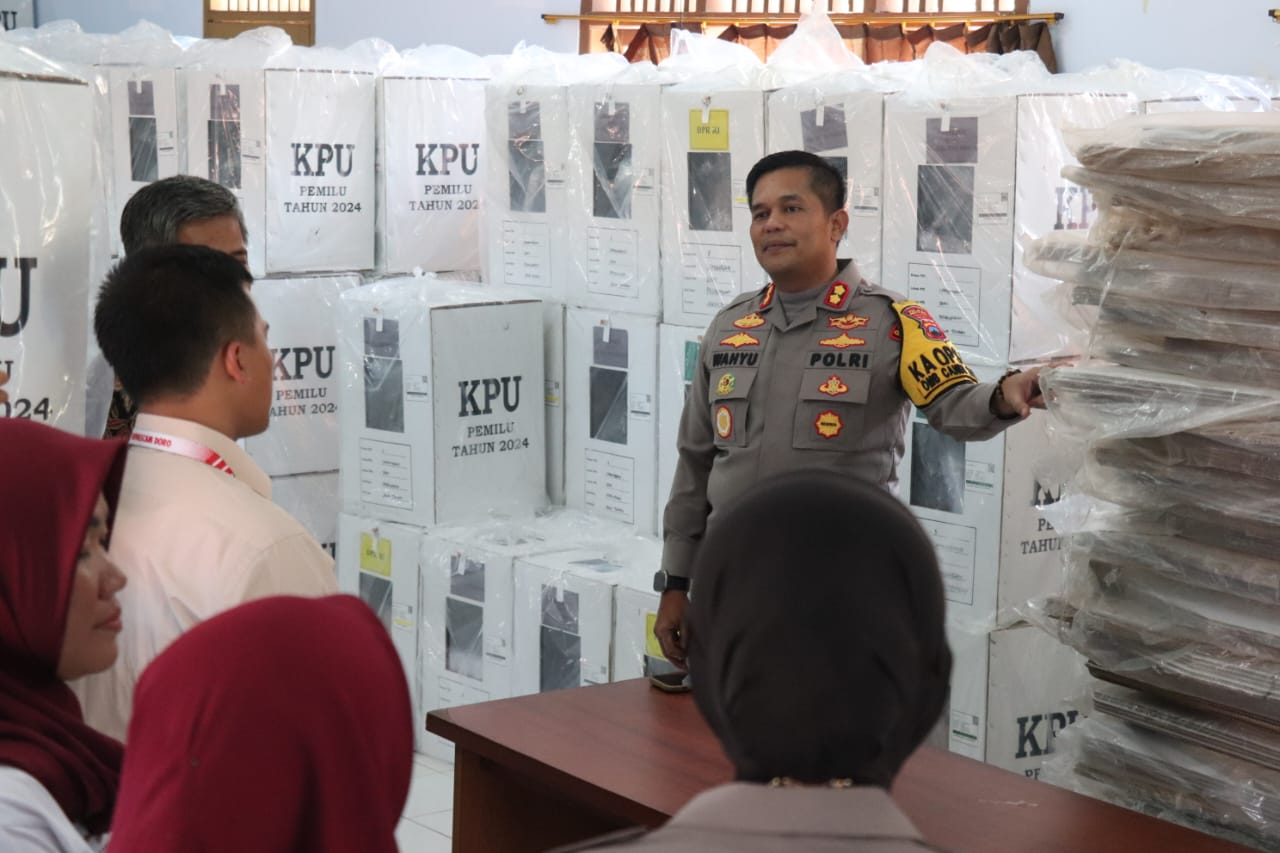 Kapolres Pekalongan Pastikan Keamanan Distribusi Logistik Pemilu 2024 Ke Tingkat PPK