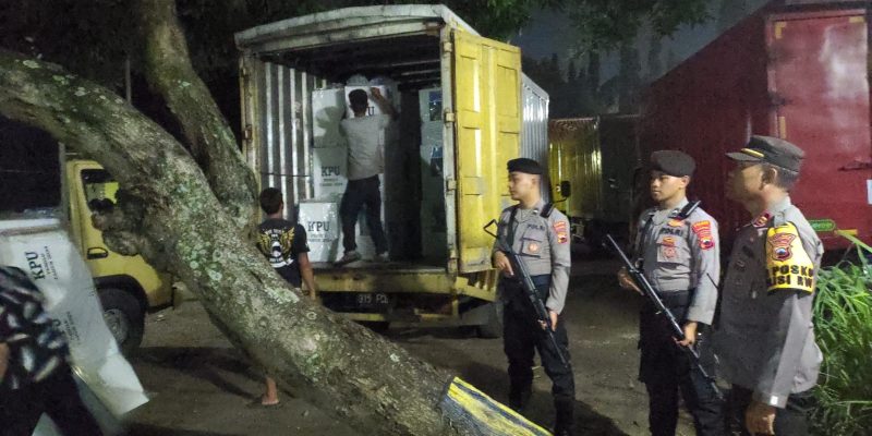 Pendistribusian Logistik Pemilu Tahun 2024 di Wilayah Kabupaten Pekalongan Dapatkan Pengawalan Ketat Dari Polisi