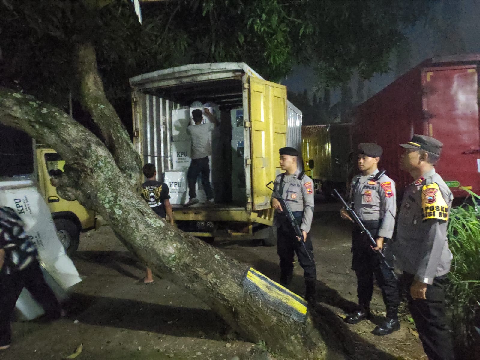 Pendistribusian Logistik Pemilu Tahun 2024 di Wilayah Kabupaten Pekalongan Dapatkan Pengawalan Ketat Dari Polisi