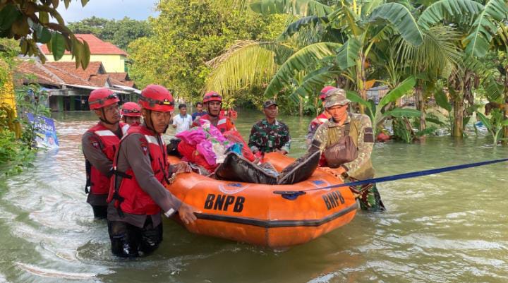 Satbrimob Polda Jateng Bantu Korban Banjir Di Demak dan Grobogan